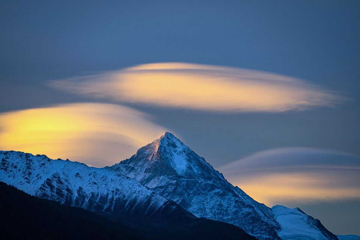 Linsenförmige Altocumuluswolken über dem Dent Blanche, (c) xiSerge/Pixabay